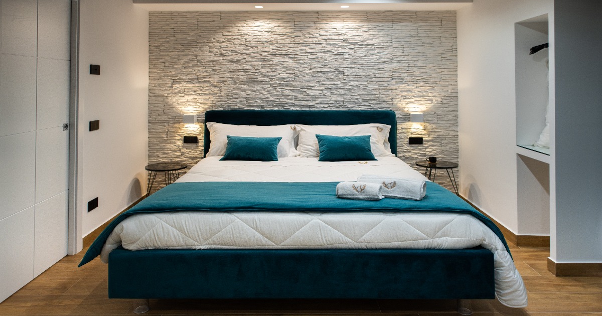 La Charme Room è la camera perfetta per una vacanza confortevole a Sciacca. La nostra camera è dotata di un balcone privato che si affaccia sulla bellissima piazza Giacomo Matteotti. La Charme Room è arredata con gusto e attenzione ai dettagli per offrirvi il massimo comfort durante il vostro soggiorno. Il design moderno ed elegante della camera crea un'atmosfera accogliente e rilassante, ideale per riposarsi dopo una giornata intensa di visite turistiche o di lavoro. La camera è dotata di tutti i comfort necessari per rendere il vostro soggiorno il più piacevole possibile. Troverete un comodo letto matrimoniale con lenzuola morbide e cuscini confortevoli, e una scrivania per lavorare o utilizzare il vostro computer. Il bagno privato è dotato di una doccia ampia e moderna, asciugamani soffici e prodotti da bagno di alta qualità per coccolarvi durante il vostro soggiorno. Inoltre, la Charme Room offre anche aria condizionata, Smart-Tv con accesso gratuito alle principali piattaforme di streaming (Netflix, Prime Video, TimVision), filodiffusione, connessione Wi-Fi gratuita, mini-bar, cassaforte, macchinetta del caffè, asciugacapelli, set di cortesia e specchio per il trucco.