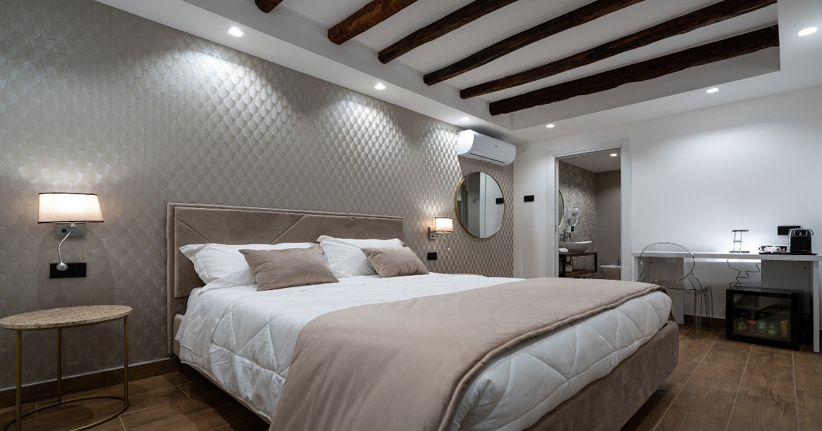 La Chic Room è la camera perfetta per chi cerca un ambiente confortevole ed elegante. Con i suoi arredi di alta qualità e il design curato nei minimi dettagli, questa camera ti farà sentire come a casa tua. Il letto matrimoniale è dotato di un comodo materasso per garantirti un riposo ottimale. La biancheria da letto in cotone è morbida e fresca al tatto, per farti dormire sonni tranquilli. La camera dispone anche di una zona con sedia e scrivania, dove potrai leggere un libro o gustare una bibita fresca. Il televisore da 32 pollici ti permetterà di guardare i tuoi programmi preferiti in alta definizione e dispone di accesso gratuito alle principali piattaforme di streaming (Netflix, Prime Video, TimVision). Il bagno privato è dotato di doccia spaziosa, asciugacapelli, set di cortesia e specchio per il trucco. La connessione Wi-Fi gratuita è disponibile in tutta la struttura, per consentirti di rimanere sempre connesso con il mondo esterno. Inoltre, la Chic Room è dotata di aria condizionata e riscaldamento per garantirti il massimo comfort in ogni stagione dell'anno. La Chic Room offre anche filodiffusione, mini-bar, cassaforte e macchinetta del caffè. Se stai cercando un ambiente confortevole ed elegante per il tuo soggiorno nella città di Sciacca, la Chic Room è la scelta perfetta per te.